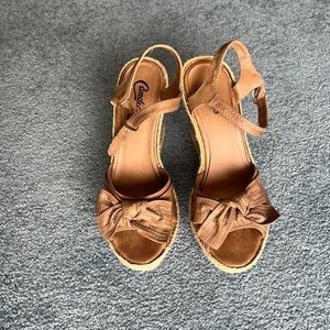 Candies Brown Wedge w/ Bow. Size 11.